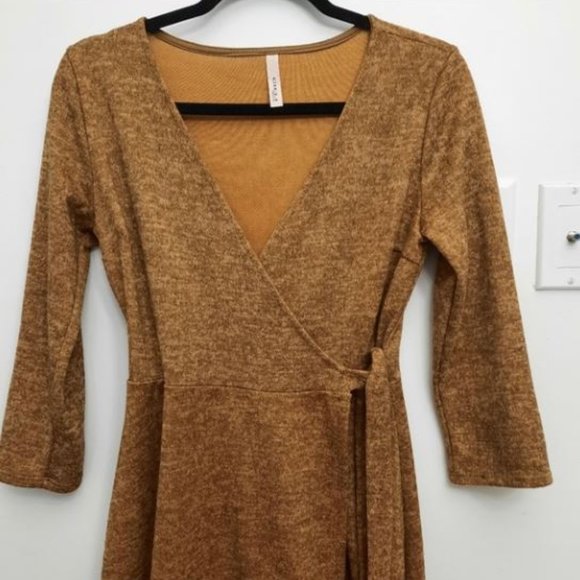 GILLI Wrap Dress - Picture 2 of 8